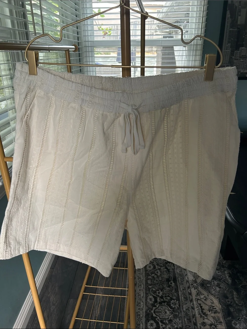 Lightweight off-white men’s NWT Drawstring Bermuda Shorts. Size XL